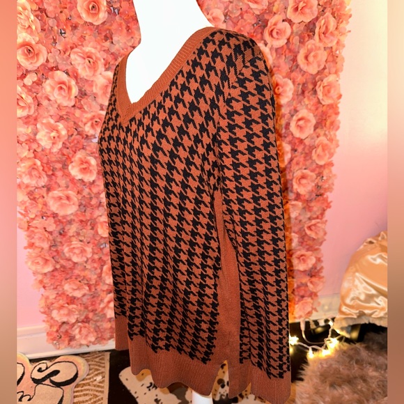 Apt. 9 (Large) Burnt Orange Houndstooth V-Neck Sweater - Picture 4 of 5